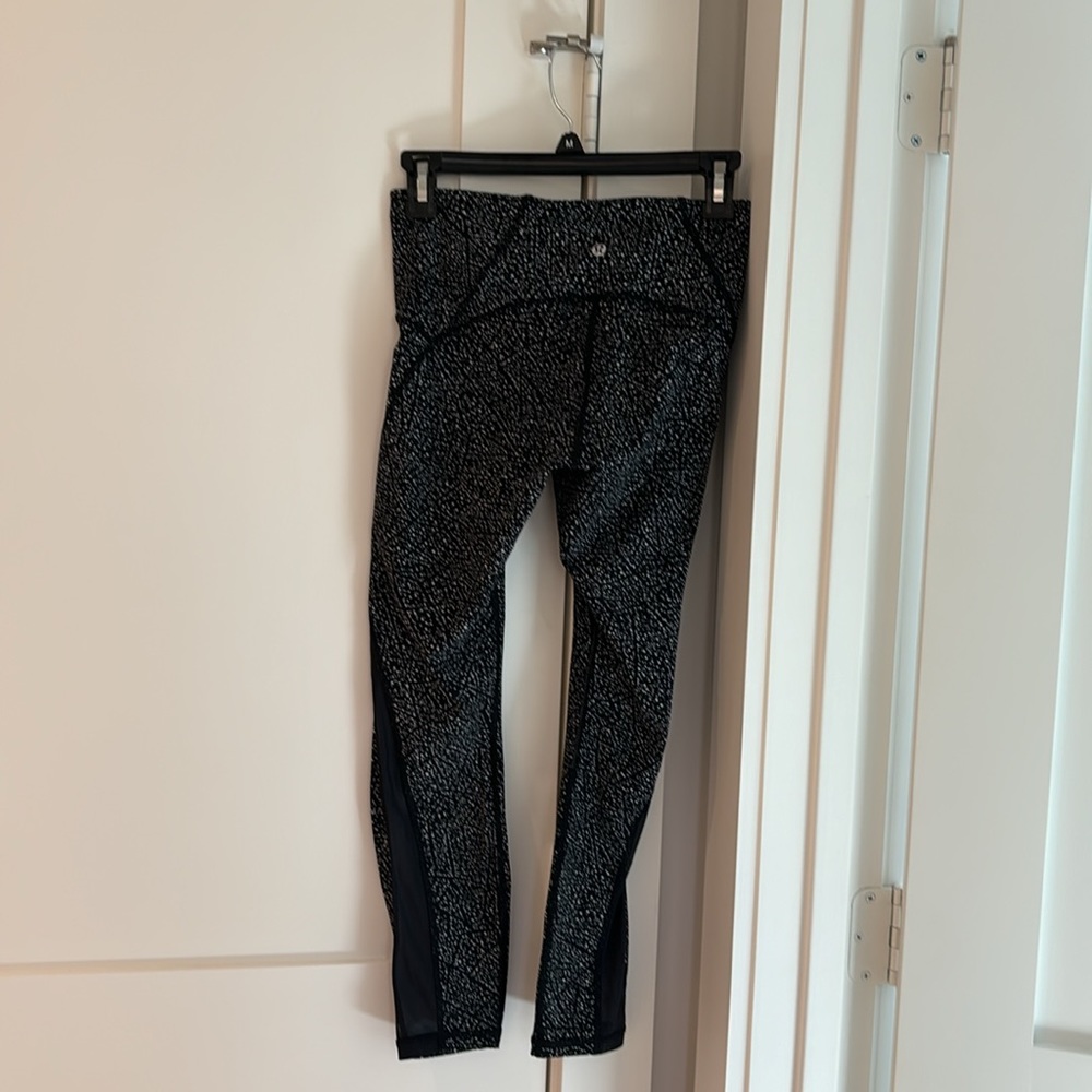 Lululemon size 6 black and white workout leggings - Picture 3 of 3